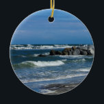 Adorno De Cerámica Folly Beach Atlantic<br><div class="desc">Vista desde Folly Beach, Carolina del Sur, Estados Unidos. Tomé esto de la zona donde se puede ver el faro de la isla Morris. ¿Buscando más impresiones o productos? Siéntete libre de visitar mi tienda: http://www.zazzle.com/timelessmomentsphtgy Esta foto fue tomada por Jennifer White con Timeless Moments Photography. Todas las imágenes tienen...</div>