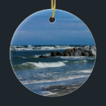 Adorno De Cerámica Folly Beach Atlantic<br><div class="desc">Vista desde Folly Beach, Carolina del Sur, Estados Unidos. Tomé esto de la zona donde se puede ver el faro de la isla Morris. ¿Buscando más impresiones o productos? Siéntete libre de visitar mi tienda: http://www.zazzle.com/timelessmomentsphtgy Esta foto fue tomada por Jennifer White con Timeless Moments Photography. Todas las imágenes tienen...</div>