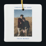 Adorno De Cerámica Foto AZUL Fotograma Texto Película de ruido<br><div class="desc">Rodaje de película sobre el ornamento de cerámica con adorno de color de la pintura de color azul marino Minimalista de la nieve, con un marco de copos de nieve y un overlay de película de ruido blanco, y su diseño personalizado con un diseño de sans serif elegante y moderno,...</div>