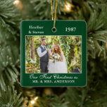 Adorno De Cerámica Foto boda y memoria verde del año<br><div class="desc">Foto de Boda de Novia y Groom y adorno de memoria del año. Perfecto para recordar ese gran día tuyo o para regalar como regalo para celebrar un aniversario de padres, abuelos y otros miembros de la familia. Saca esa retro, vintage foto de boda y agrégala a este adorno personalizado....</div>