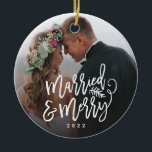 Adorno De Cerámica Foto casada y feriado<br><div class="desc">Haga una declaración impresionante esta temporada navideña con este elegante adorno de vacaciones de 1 foto con "casados y alegres" en una letra de guion de moda. Perfecto regalo o placer para la pareja recién casada.</div>