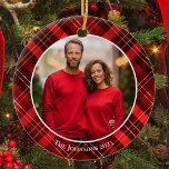 Adorno De Cerámica Foto clásica de la familia de Navidades Tartán de<br><div class="desc">Un clásico tartán de manta roja detrás de tu fotografía familiar de vacaciones para un adorno navideño festivo y tradicional. Un regalo para Navidades de fotografía simple y hermoso.</div>