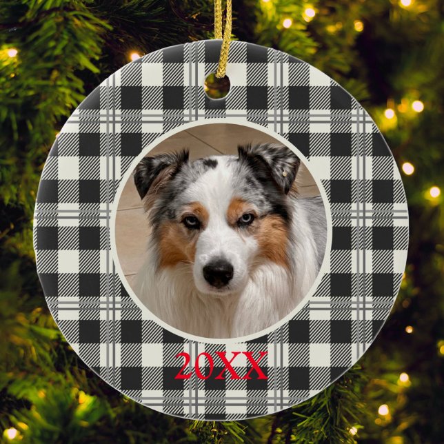 Adorno De Cerámica Foto clásica Mascota Arte de búfalo gris oscuro (Buffalo Plaid Dark Gray and Buttercream Photo Date Ceramic Ornament)