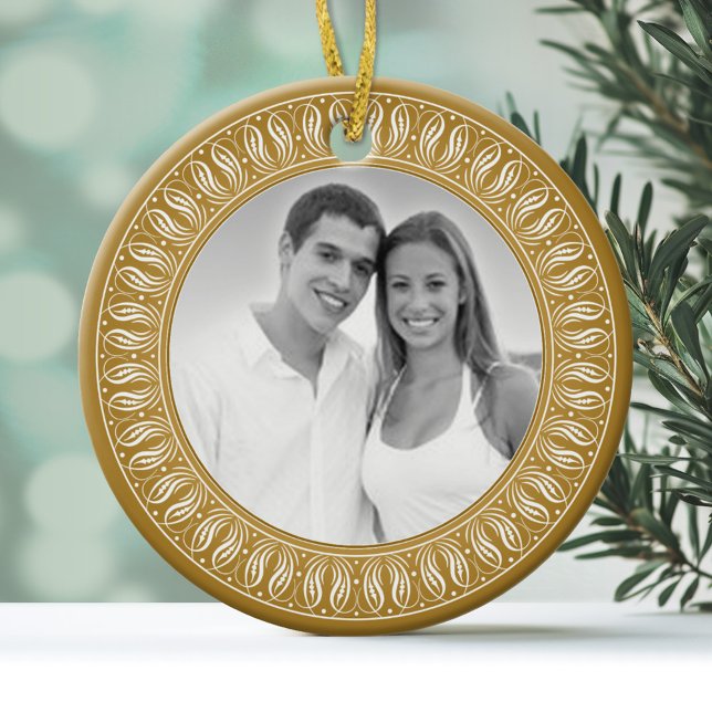 Adorno De Cerámica Foto con borde de filigrana dorada (Personalized Christmas Photo Ornament)