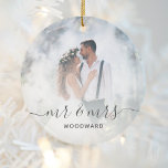 Adorno De Cerámica Foto de boda personalizada Mr. y Mrs. Gray Script<br><div class="desc">Celebra a tu boda con este adorno de keepsake, que incluye la frase "Sr. y Sra." en un elegante guión de escritura a mano gris carbón vegetal con toques al principio y al final. Personalízalo con tu apellido en el tipo de letra sans serif, y reemplaza la imagen de ejemplo...</div>