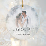 Adorno De Cerámica Foto de boda personalizada para siempre gris perso<br><div class="desc">Celebra a tu boda con este adorno de keepsake, que incluye la palabra "para siempre" en un elegante guión de escritura a mano gris a carbón vegetal con toques al principio y al final. Personalízalo con sus nombres y fecha de boda, y reemplace la imagen de ejemplo con su foto...</div>