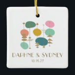 Adorno De Cerámica Foto de casamiento personalizado moderno Retro Mid<br><div class="desc">Celebre un boda especial con este elegante adorno de estilo moderno de mediados de siglo que presenta formas abstractas retro en suaves tonos pastel con acentos dorados. El anverso muestra los nombres de la pareja y la fecha del boda en una fuente sofisticada y moda, mientras que la parte posterior...</div>