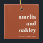 Adorno De Cerámica Foto de casamiento personalizado retro de caída de<br><div class="desc">Conmemorar su día especial con este adorno de personalizable de terracota con sus nombres y fecha de boda por un lado y una preciada foto por el otro. El cálido diseño de color rojizo y la tipografía minimalista lo convierten en una adición atemporal a su decoración de vacaciones o en...</div>