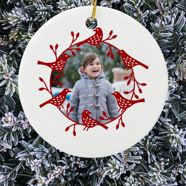 Adorno De Cerámica Foto De Escandaje Moderno De Bird Wreath (Scandinavian red and white bird wreath photo ornament)