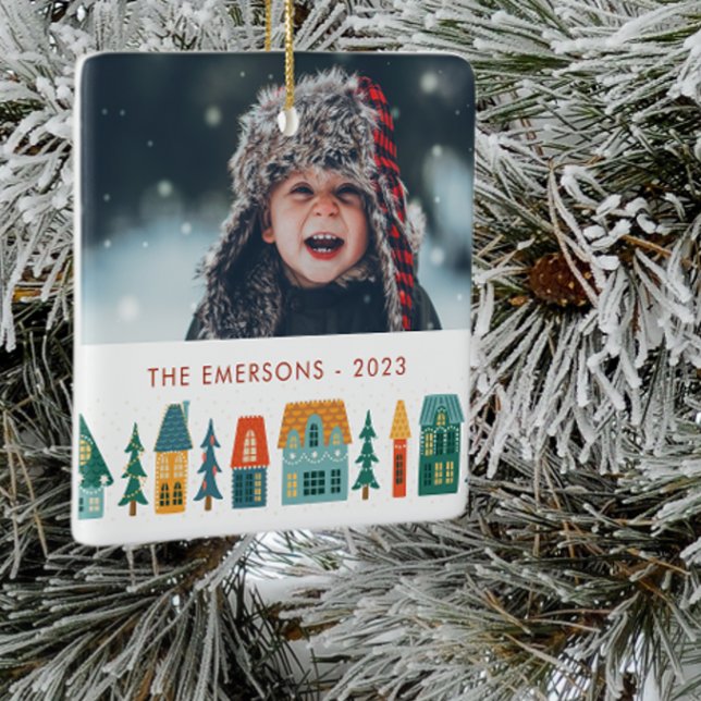 Adorno De Cerámica Foto de inicio de invierno (Retro Holiday Houses with Family Photo Christmas Ornament and Family Name Monogram)