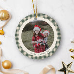 Adorno De Cerámica Foto de la familia Rustic Green Buffalo Plaid Navi<br><div class="desc">Celebra las vacaciones en estilo rústico con este adorno navideño verde de búfalo. Con un diseño acogedor de una casa de campo, este adorno está personalizado con su foto y nombre familiar, lo que lo convierte en el lugar perfecto para los años venideros. Ideal para los amantes de los Navidades...</div>