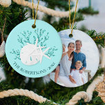 Adorno De Cerámica Foto de la familia Starfish de Coastal Beach Navid<br><div class="desc">Este adorno personalizado de la playa costera azul acuático, presenta una pieza de coral purpurina con un dólar de arena y una estrella de mar, con nombre familiar y año en la parte delantera, y una foto en la parte trasera. *Si quieres este diseño en más productos o necesitas ayuda...</div>