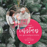 Adorno De Cerámica Foto de los abuelos del primer guión de Navidad<br><div class="desc">Sube tu foto favorita (preferiblemente cuadrada),  inserta tu texto,  nombres y fecha,  y haz que este moderno y moderno guión rosa alegre árbol de Navidad sea un regalo para recordarle a la abuela y al abuelo su primera Navidad como abuelos!</div>