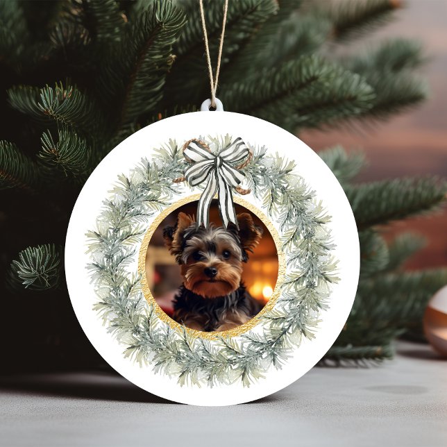 Adorno De Cerámica Foto de Mascota de Wreath Gold Frame Personalizado (Wreath Gold Frame Custom Pet Photo Ceramic Ornament)