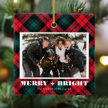 Adorno De Cerámica Foto de Navidades de Merry y Bright Plaid<br><div class="desc">Una elegante foto de moda adornada con el elogio "Merry and Bright". Puede personalizar más adelante haciendo clic en el botón "PERSONALIZAR". Un diseño de Navidades sencillo, minimalista y contemporáneo que destaca en esta temporada de vacaciones. Imagen del marcador de posición proporcionada por Unsplash y NO está en venta, reemplácelo...</div>