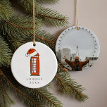 Adorno De Cerámica Foto de Navidades telefónicos de Red Santa Hat Lon<br><div class="desc">Espectacular adorno navideño con un ilustracion de la caja del teléfono de Londres coronado con un Sombrero de Santa como toque festivo especial. Dímelo y agrega tu foto favorita de tu viaje a Londres como un momento especial. Arte original y diseño de Annie Montgomery Design.</div>