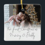 Adorno De Cerámica Foto de Overlay First Christmas como mamá Daddy<br><div class="desc">Foto de Overlay First Christmas, mientras mi papá nombra el año. Para celebrar su primera temporada de fiestas como padres y mantener el sake durante los años venideros, personaliza fácilmente sus nombres y el año de vuelta. Con un elegante guión para nuestra primera Navidad como mamá y papá junto con...</div>
