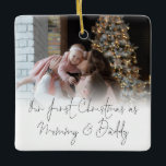 Adorno De Cerámica Foto de Overlay Primera mamá de Navidad<br><div class="desc">Foto Superposición Primera Navidad Mamá Papi Nombres Año. Para celebrar su primera temporada de fiestas como padres y mantener el sake durante los años venideros, personaliza fácilmente sus nombres y el año de vuelta. Con un elegante guión para nuestra primera Navidad como mamá y papá junto con tu foto en...</div>