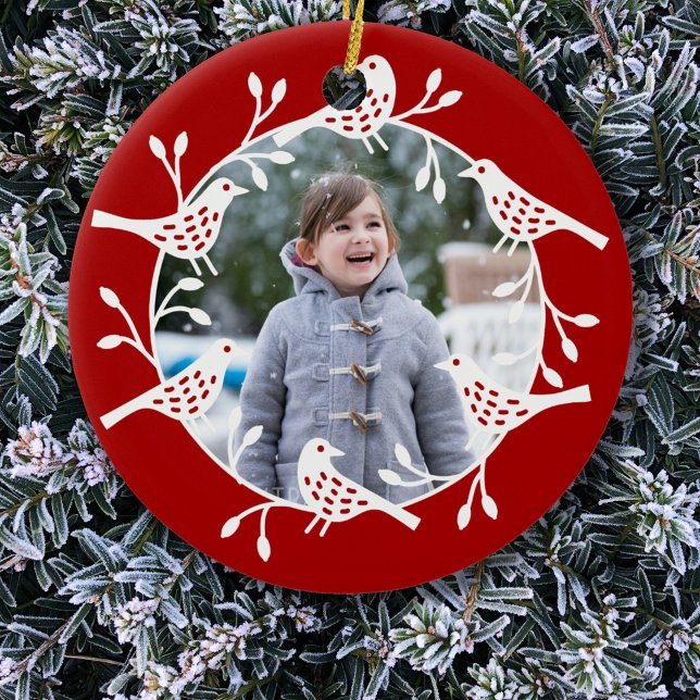 Adorno De Cerámica Foto de pájaro nórdico (Scandinavian bird wreath red and white photo Christmas ornament)