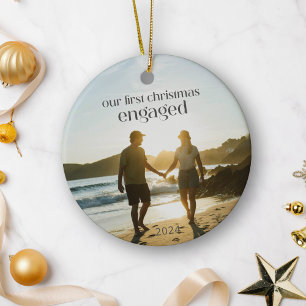 Adorno De Cerámica Foto de Pareja Comprometida en su Primera Navidad 