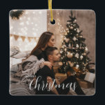 Adorno De Cerámica Foto de pareja de Navidades modernos de moda<br><div class="desc">Un moderno y moderno árbol de fotos de vacaciones de moda con la foto y el nombre de una pareja con un fondo mínimo simple con luces de cuerda y árbol de vacaciones. Colores neutros y ahumados. La parte posterior del adorno tiene estrellas blancas. Esta foto es un marcador de...</div>