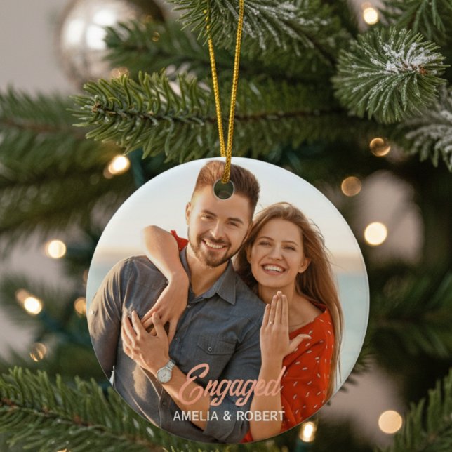 Adorno De Cerámica Foto de pareja de personalizados comprometidos (Custom Engaged Couple Photo Ceramic Ornament)