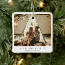 Foto de pareja minimalista alegre y casada