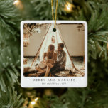Adorno De Cerámica Foto de pareja Minimalista casada y mora<br><div class="desc">Celebra tu primera temporada de vacaciones junto con nuestro ornamento cerámico de fotos de parejas Minimalistas casadas y moras. Este elegante ornamento presenta un diseño limpio y minimalista con la tipografía "Merry and Married", acompañado de una foto personalizada de la feliz pareja. Elaborado con cerámica duradera, es el perfecto recuerdo...</div>