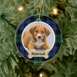 Adorno De Cerámica Foto de perro Personalizado con escote de tartán v<br><div class="desc">Los Navidades perfectos decoran las vacaciones para los amantes del perro de tu familia. Este elegante ornamento festivo incluye una foto favorita de tu cachorro con una placa de hueso de perro que puede ser personalizada con su nombre. Incluye un clásico rústico azul marino y un reloj negro de caza...</div>
