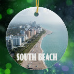 Adorno De Cerámica Foto de South Beach Miami Florida Coast<br><div class="desc">South Beach,  Miami,  Florida foto de la costa con edificios de playa y centro de la ciudad por diversión. El nombre de South Beach está en la parte inferior de una fuente Art Deco.</div>