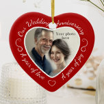 Adorno De Cerámica Foto del aniversario de la boda personalizada<br><div class="desc">Este romántico ornamento rojo y blanco te permite añadir tu propia foto al corte en forma de corazón. Crea un conservador especial para tu ser querido. El marco del corazón rojo tiene un texto de escritura blanca que dice 'Nuestro aniversario Boda' en la parte superior, y 'Un año de amor',...</div>
