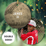 Adorno De Cerámica Foto del jugador de béisbol personalizado<br><div class="desc">Regalo divertido para las familias deportivas estos adornos de béisbol vintage de cerámica son perfectos. En el frente hay una pelota de béisbol con un nombre personalizado y un campo de número para ti. En la parte trasera hay una plantilla de fotos para que añadas tu propia foto. La plantilla...</div>