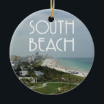 Adorno De Cerámica Foto del sur de Miami la Florida de la playa<br><div class="desc">Escena del paisaje del sur de la playa,  de Miami,  la Florida de la playa y de la parte del horizonte de la ciudad con las palabras "playa del sur" en el top en una fuente del estilo del art déco.</div>