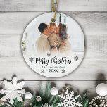 Adorno De Cerámica Foto familiar: Feliz guión navideño de nieve<br><div class="desc">Elegante Y Moderno Ornamento De Fotos Familiares Con Letras De Mano Blanca Negra Y Leyenda "Feliz Navidad". Presenta una foto familiar, un texto de Feliz Navidad escrito a mano en caligrafía, copos de nieve y año en superposición fotográfica (en blanco y negro). Fácil de personalizar. Consejo de la foto: recortar...</div>
