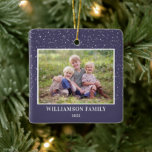 Adorno De Cerámica Foto familiar Keepsake Nieve Navidades morados<br><div class="desc">Este adorno cuadrado de Navidad presenta una foto horizontal sobre un fondo morado oscuro acentuado con un gráfico de nieve clara. Personaliza este adorno familiar con tu nombre y año.</div>