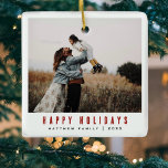 Adorno De Cerámica Foto familiar Minimalista y moderna simple<br><div class="desc">Este moderno ornamento navideño cuenta con un lugar para que añadas tus nombres y una foto familiar, junto con ‘Felices Fiestas’ en una tipografía hermosa y simple, y espacio para que añadas tu propio fotomontaje en la parte trasera (con espacio para siete fotos). El regalo de Navidad minimalista perfecto para...</div>