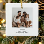 Adorno De Cerámica Foto familiar y mora y brillante minimalista<br><div class="desc">Celebra las vacaciones con un toque personal usando esta foto familiar y este adorno navideño minimalista brillante y brillante. Con un diseño limpio y moderno con la frase "Feliz y brillante" elegantemente expuesta junto a tu foto familiar favorita, este adorno le aporta un toque contemporáneo y elegante a su decoración...</div>