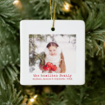 Adorno De Cerámica Foto familiar y nombre árbol de Navidad Minimalist<br><div class="desc">Nombre familiar y adorno de árbol de navidad fotográfica. Este adorno de árboles de navidad personalizado incluye un sencillo texto de máquina de escribir rojo y una foto. La imagen que se muestra es sólo para fines de ilustracion y debe ser reemplazada por su foto. Todo el texto de la...</div>