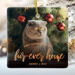 Adorno De Cerámica Foto mascota First Christmas For ever Home Copper<br><div class="desc">Celebra la primera Navidad de tu mascota en su nuevo hogar con este hermoso adorno de keepsake moderno. El texto dice "Primera Navidad en mi casa de cuatro años", con las palabras "casa de cuatro años" en elegante escritura de Relieve metalizado de cobre. Reemplace la imagen de ejemplo con una...</div>