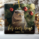 Adorno De Cerámica Foto mascota First Christmas For ever Home Gold Sc<br><div class="desc">Celebra la primera Navidad de tu mascota en su nuevo hogar con este hermoso adorno de keepsake moderno. El texto dice "Primera Navidad en mi casa de cuatro años", con las palabras "casa de cuatro años" en elegante guión de Relieve metalizado falso de oro. Reemplace la imagen de ejemplo con...</div>