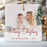 Adorno De Cerámica Foto mínima Merry Christmas Red Script<br><div class="desc">Desearía a la familia y amigos como especial Feliz Navidad con este minimalista adorno de conservas de fotos. El texto rojo dice "Feliz Navidad" en el moderno guión de escritura a mano. Reemplace fácilmente la imagen de ejemplo con su foto favorita, y agregue su apellido o nombre y el año...</div>