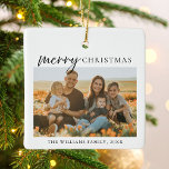 Adorno De Cerámica Foto Minimalista moderna de Feliz Navidad<br><div class="desc">Feliz Navidad! Envíe sus cálidos deseos a amigos y familia esta temporada de vacaciones con un collage de fotos de personalizable adornado de Navidad con una simple tipografía moderna. Personalice agregando las fotos,  nombres,  año y otros detalles de su personalizado. Este adorno navideño mínimo está disponible en otros colores.</div>