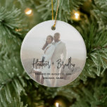 Adorno De Cerámica Foto minimalista moderna Primera Navidad<br><div class="desc">Ornamento navideño de estilo moderno que presenta un diseño sencillo y mínimo con sus nombres en una tipografía de escritura elegante y sus detalles de compromiso en una fuente minimalista sans serif sobre su foto favorita. El diseño tiene una superposición total que permite que el texto se muestre sobre la...</div>