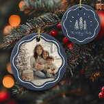 Adorno De Cerámica Foto moderna de la familia de marcos ondulados azu<br><div class="desc">Añade encanto a tu árbol con nuestro adorno moderno de fotos de la familia Wavy Frame! Un diseño de árbol de Navidad azul mudo y un texto personalizado.</div>