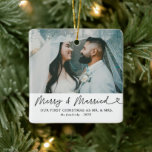 Adorno De Cerámica Foto moderna, morada y recién casados con Navidade<br><div class="desc">Celebra tu primera Navidad junto con nuestro moderno ornamento de cerámica para Navidades recién casados y con fotos modernas! Con una foto favorita de su día de boda o un momento apreciado, este adorno incluye la frase festiva Merry & Married con elegantes letras contemporáneas. Perfecto para añadir un toque personal...</div>