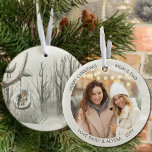 Adorno De Cerámica Foto personalizada de la acuarela de búho de bosqu<br><div class="desc">¡Ornamento navideño fotográfico que puedes personalizar para mamá y papá o cualquier otro! El diseño tiene una elegante acuarela a un lado de un bosque invernal con un búho en balancín de neumáticos. El otro lado tiene su foto y sus nombres u otro texto personalizado. La plantilla de la foto...</div>