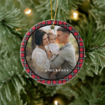 Adorno De Cerámica Foto personalizada de navidades tártaros negros ro<br><div class="desc">Navidades tártaro rojo y negro adornan elegante decoración de vacaciones. Texto del guión de efecto dorado. Diseño tradicional moderno.</div>
