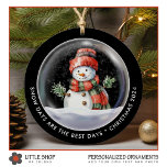 Adorno De Cerámica Foto personalizada del Globe Snowman Snow<br><div class="desc">Eleva tu decoración de vacaciones con este adorno navideño personalizado que presenta un encantador ilustracion acuático de un muñeco de nieve con un gorra y bufanda acogedores, enclavado en un globo de nieve, y rodeado de una delicada caída de nieve. La parte delantera incluye un texto que dice, "Los días...</div>