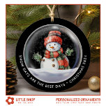 Adorno De Cerámica Foto personalizada del Globe Snowman Snow<br><div class="desc">Eleva tu decoración de vacaciones con este adorno navideño personalizado que presenta un encantador ilustracion acuático de un muñeco de nieve con un gorra y bufanda acogedores, enclavado en un globo de nieve, y rodeado de una delicada caída de nieve. La parte delantera incluye un texto que dice, "Los días...</div>