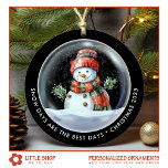 Adorno De Cerámica Foto personalizada del Globe Snowman Snow<br><div class="desc">Eleva tu decoración de vacaciones con este adorno navideño personalizado que presenta un encantador ilustracion acuático de un muñeco de nieve con un gorra y bufanda acogedores, enclavado en un globo de nieve, y rodeado de una delicada caída de nieve. La parte delantera incluye un texto que dice, "Los días...</div>